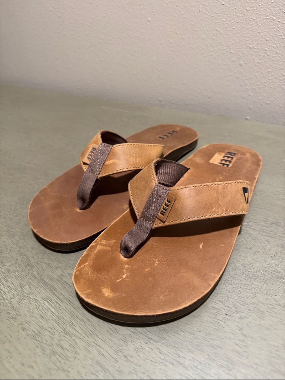 Reef Men’s Brown Leather-Style Flip Flops with Dark Brown Straps size 9